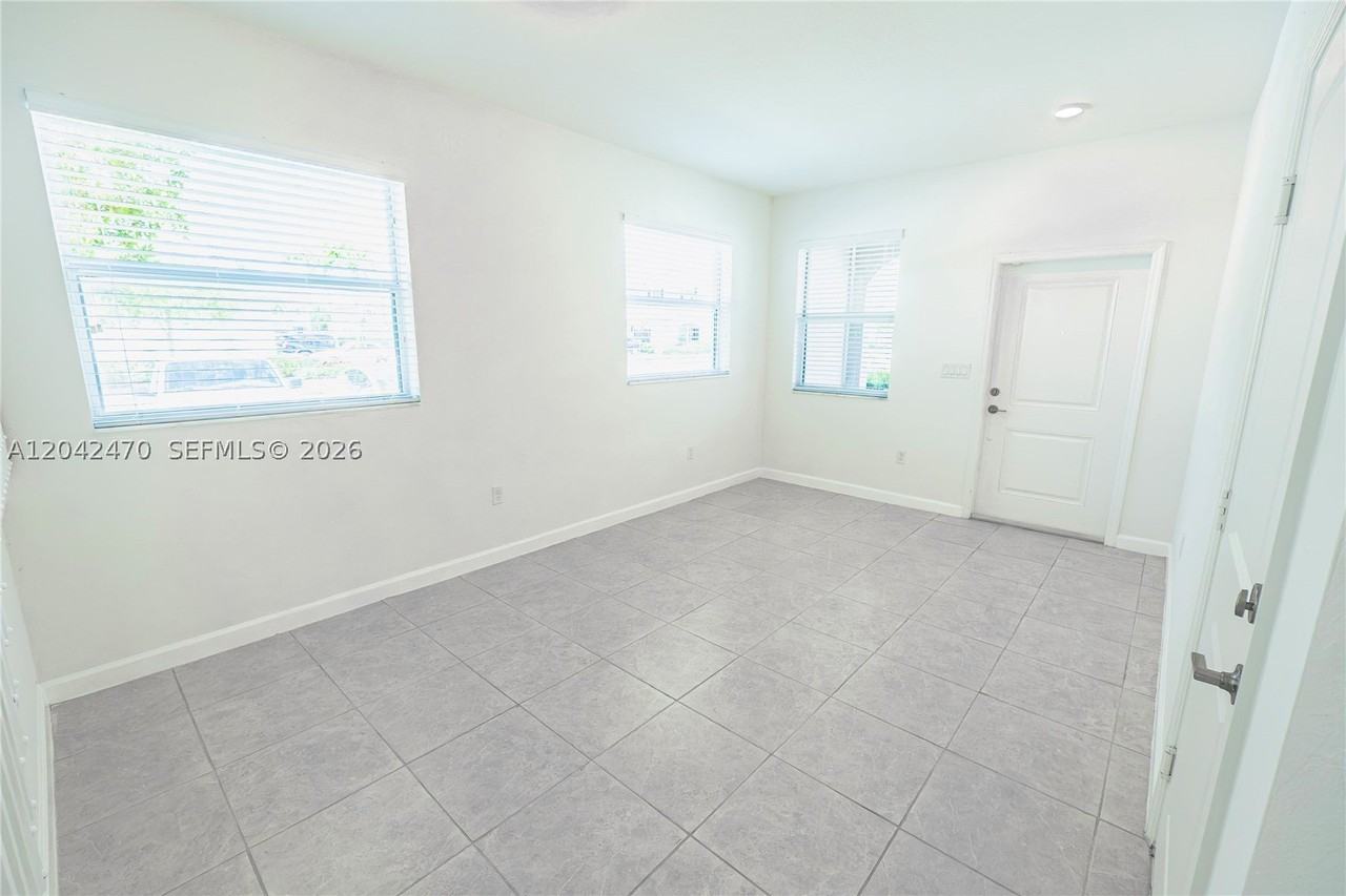 2630 Se 12th St - Photo 5 of 30