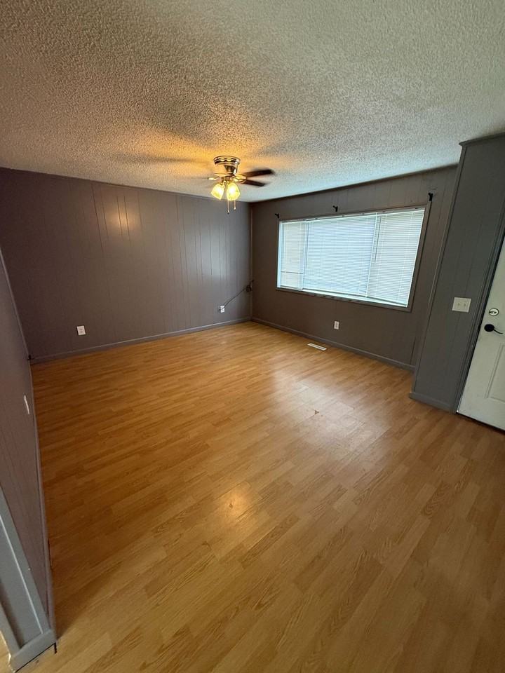 1404 Larsen Ln