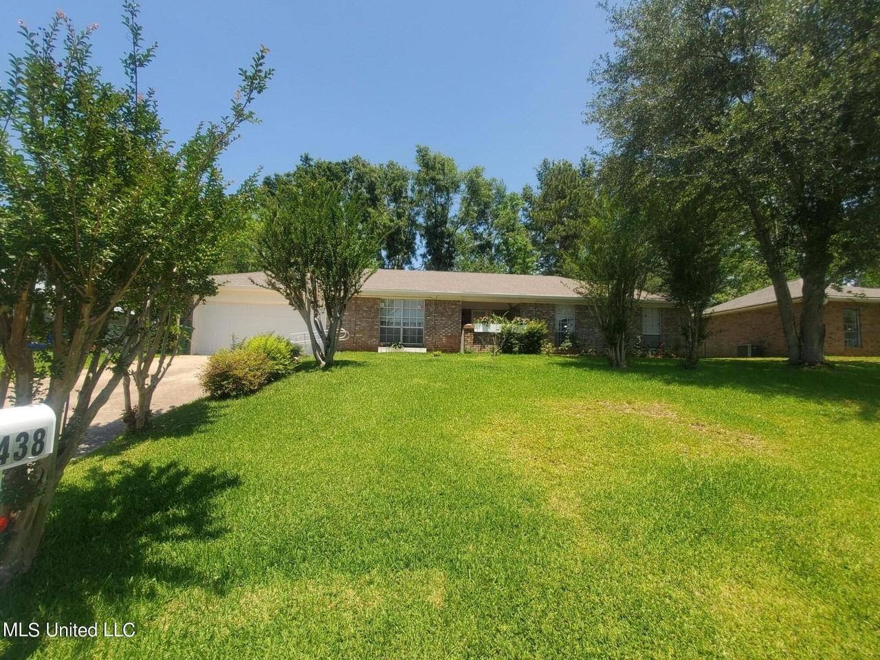 12438 Briarwood Dr W - Photo 2 of 18