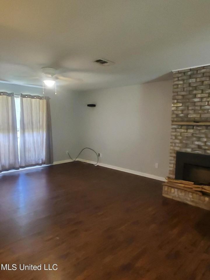 12438 Briarwood Dr W - Photo 3 of 18