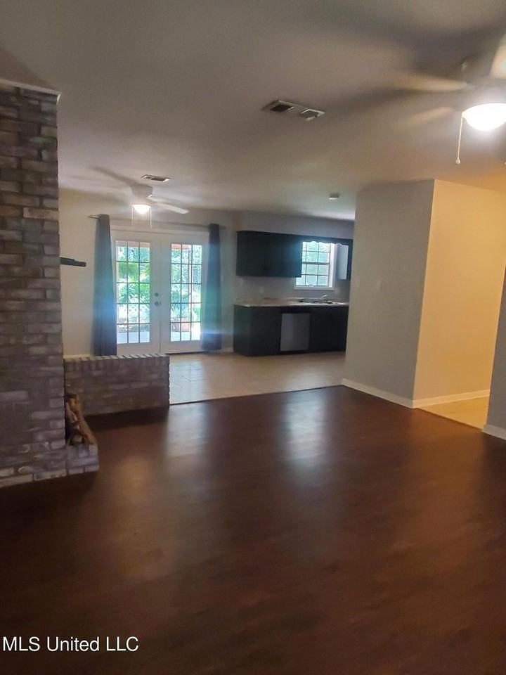 12438 Briarwood Dr W - Photo 4 of 18