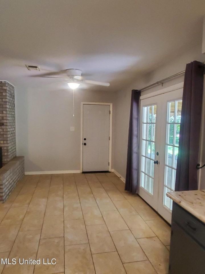 12438 Briarwood Dr W - Photo 6 of 18