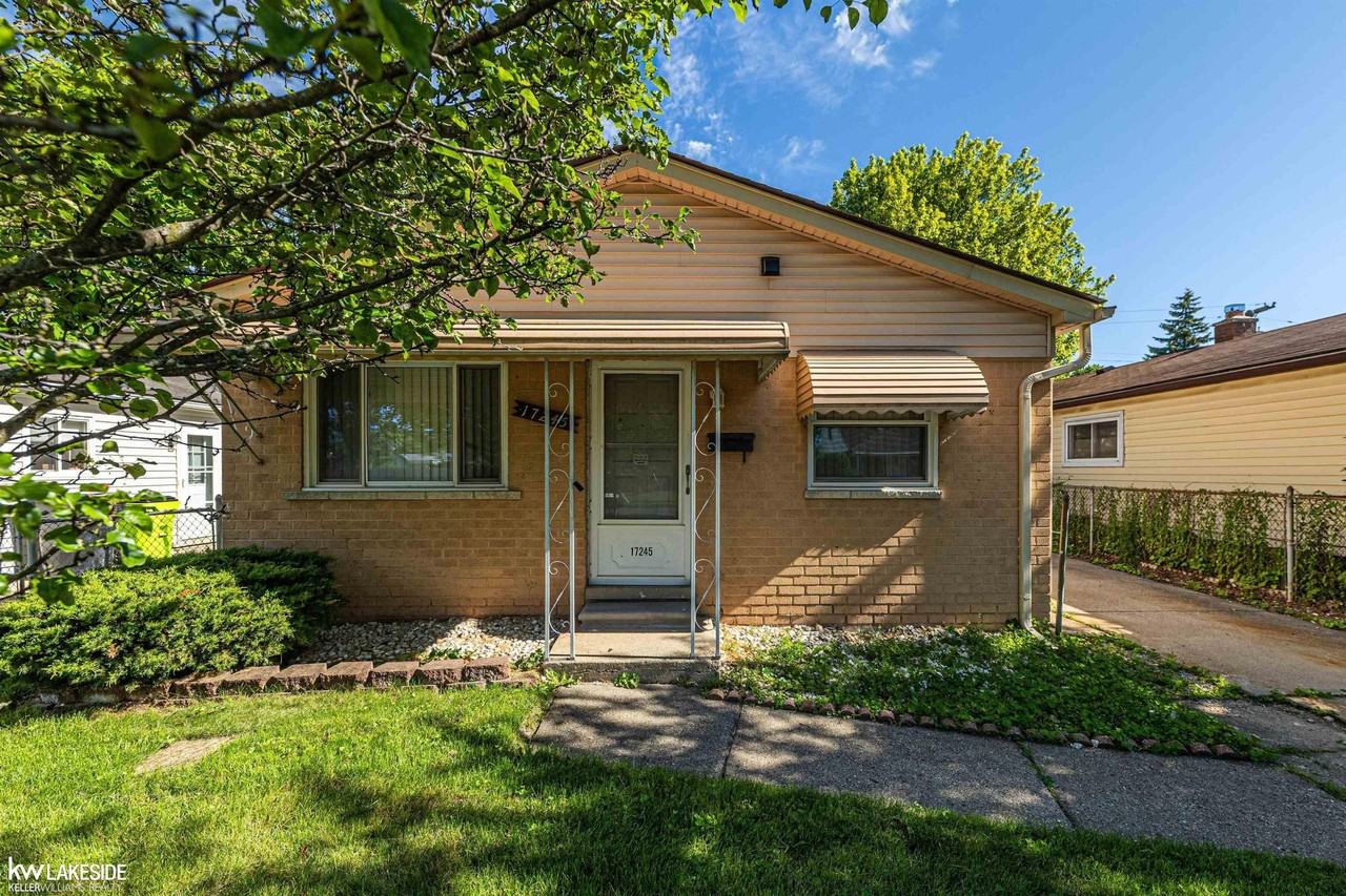 17245 Ivanhoe St - Photo 3 of 21
