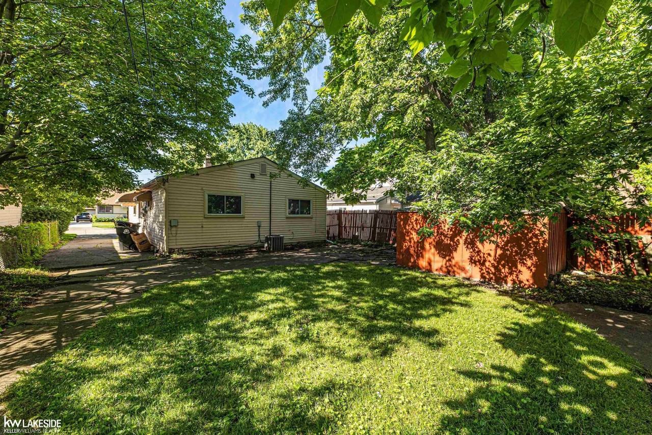 17245 Ivanhoe St - Photo 5 of 21