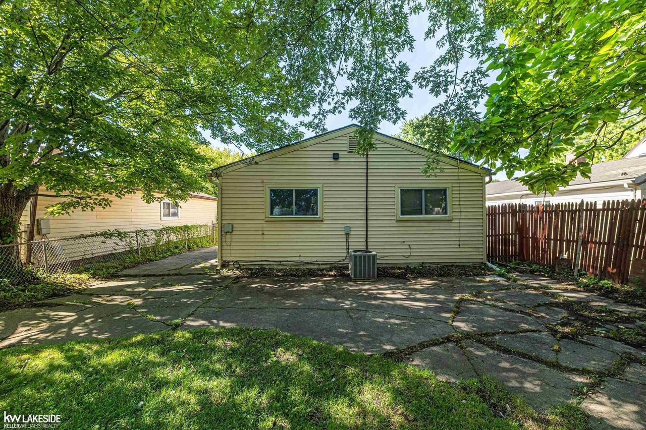 17245 Ivanhoe St - Photo 6 of 21