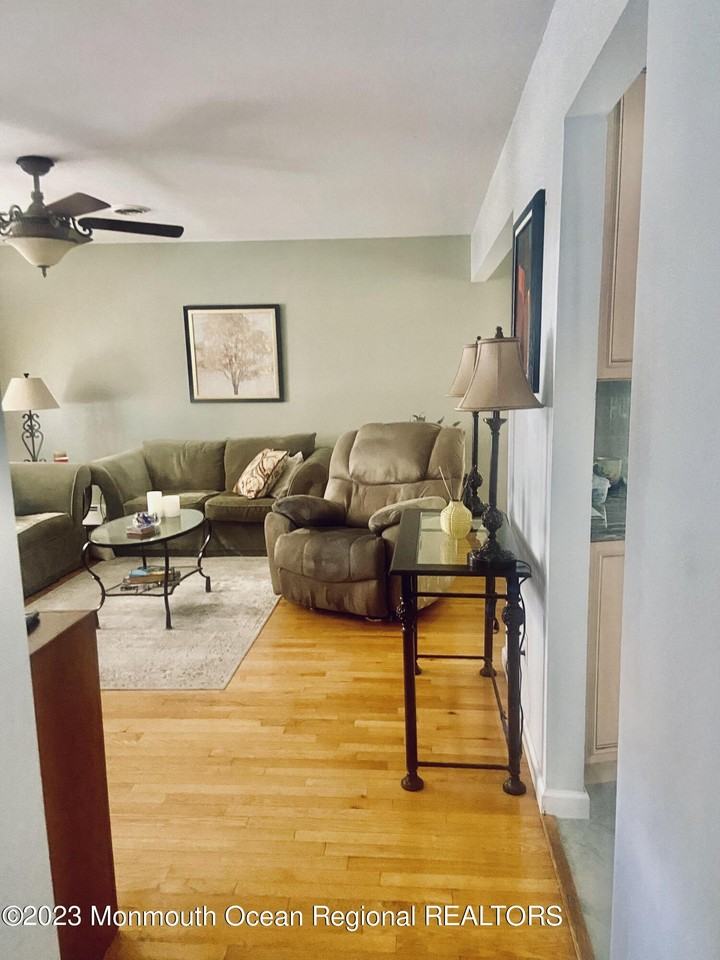 7 Basset Dr - Photo 4 of 19