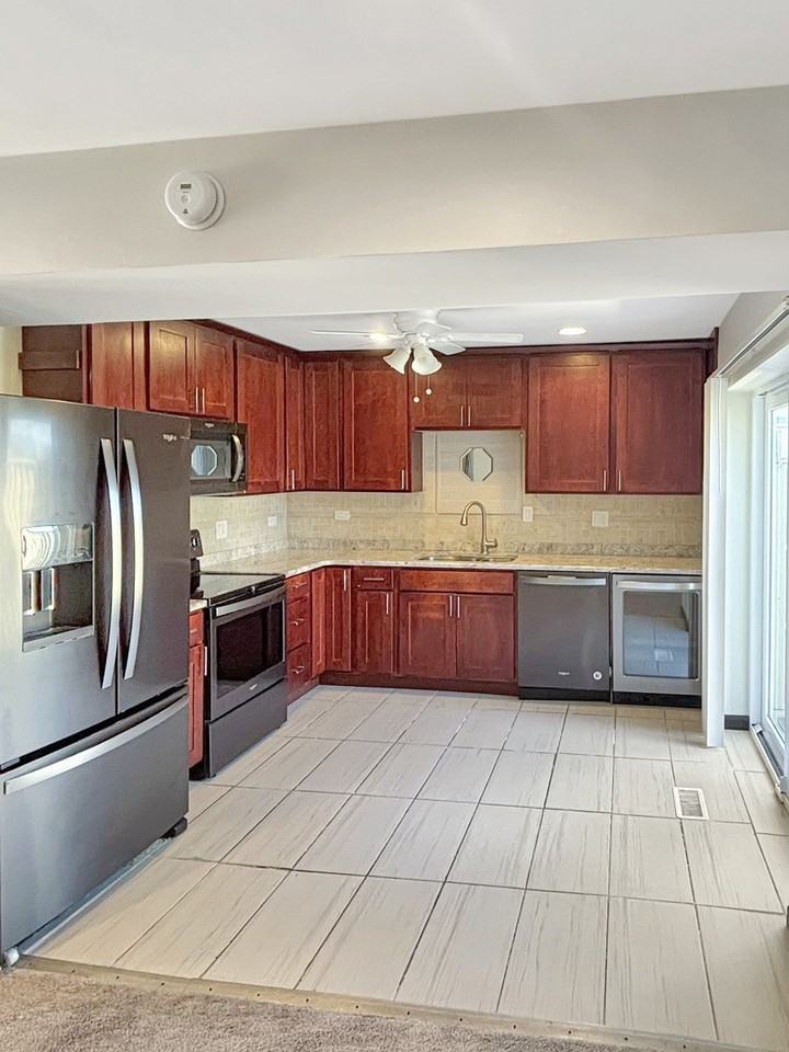 905 Abingdon Ct - Photo 2 of 14