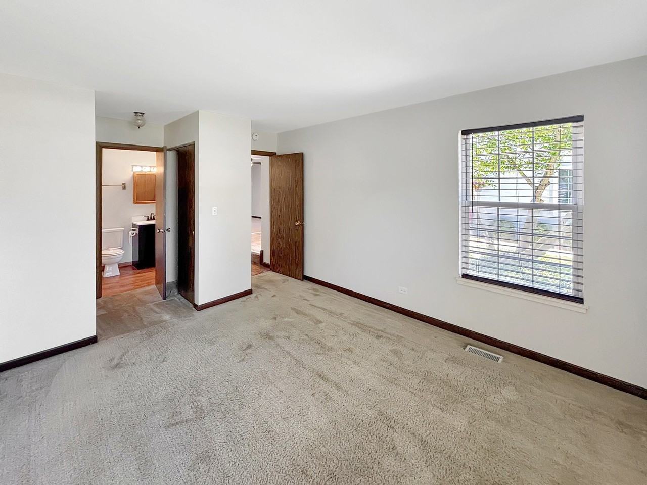 905 Abingdon Ct - Photo 4 of 14