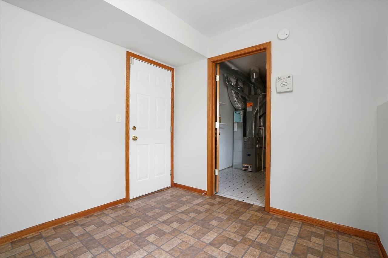 2304 Hudson Cir - Photo 6 of 32