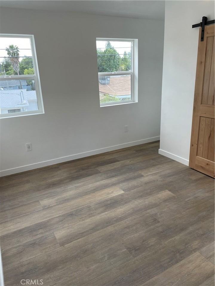 24308 Victory Blvd - Photo 6 of 10