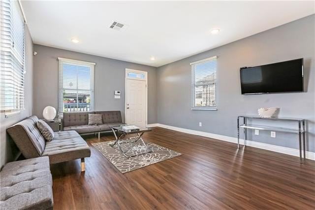 1512 N Robertson St - Photo 3 of 17