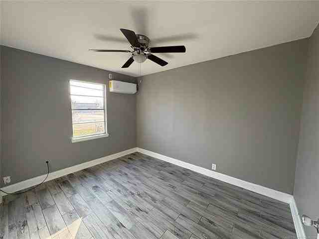 109 N Walker St - Photo 3 of 12