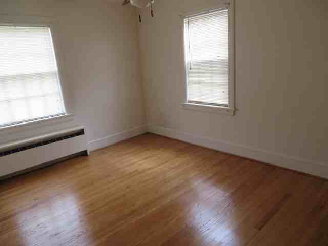 228 Windsor St - Photo 5 of 8