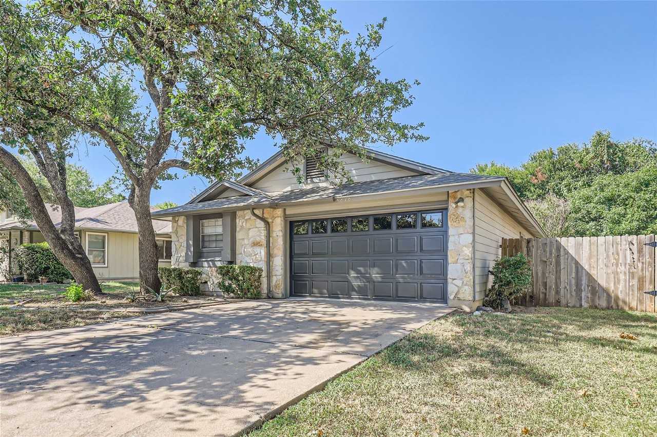 5810 Avery Island Ave - Photo 3 of 27