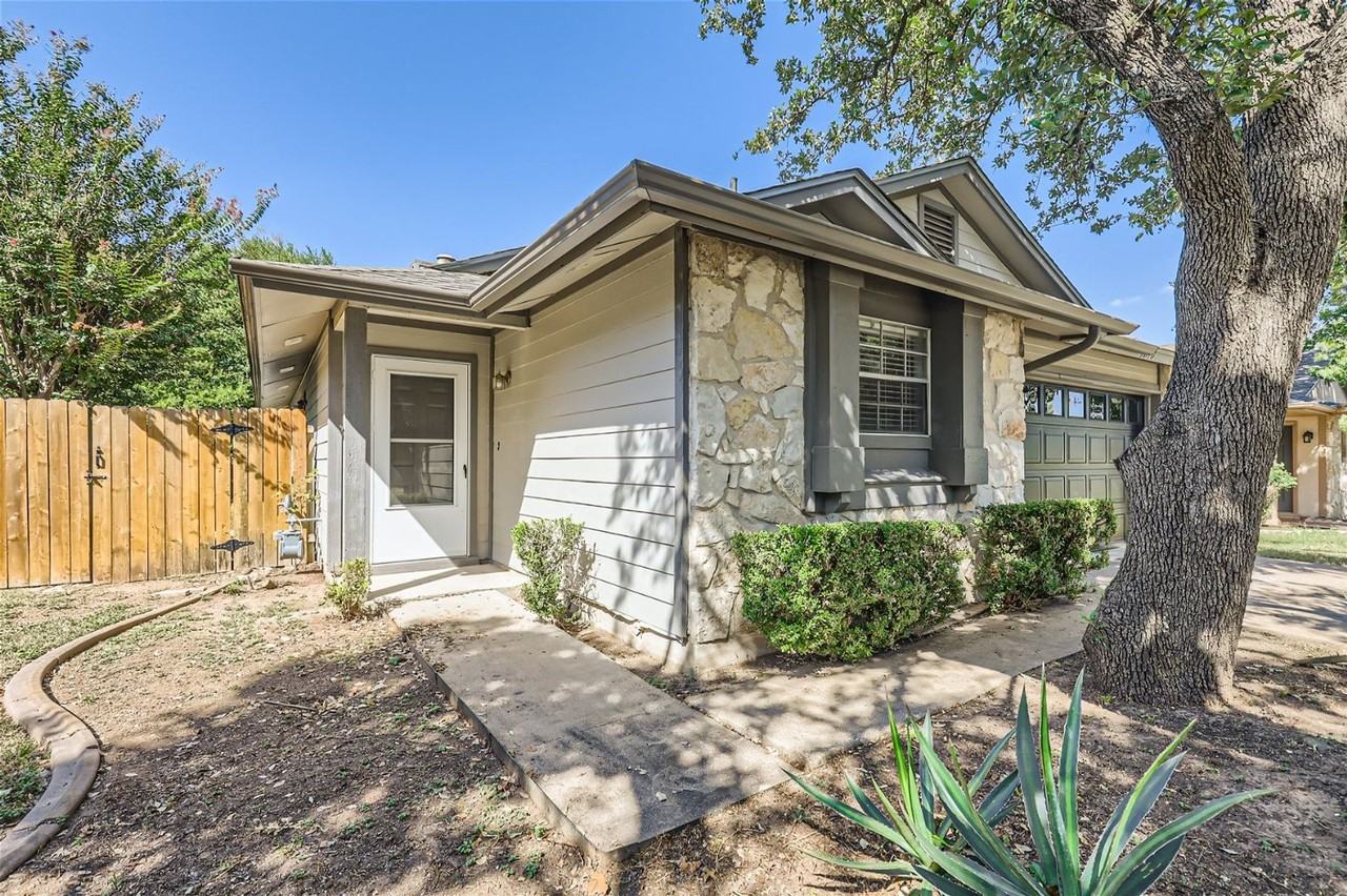 5810 Avery Island Ave - Photo 4 of 27