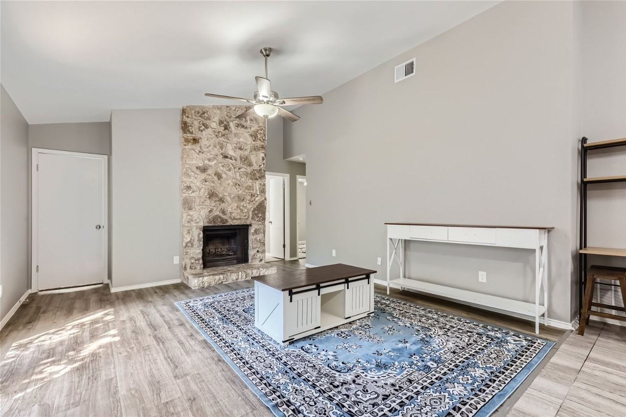 5810 Avery Island Ave - Photo 5 of 27
