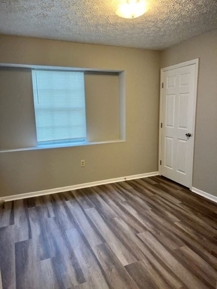 18 Friar Tuck Dr - Photo 4 of 11