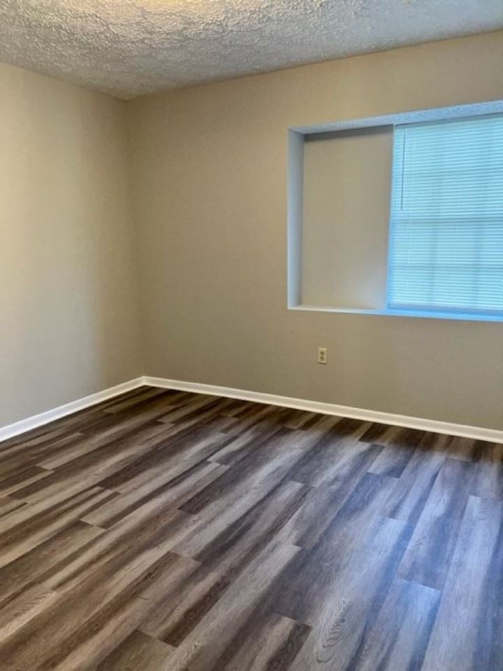 18 Friar Tuck Dr - Photo 5 of 11