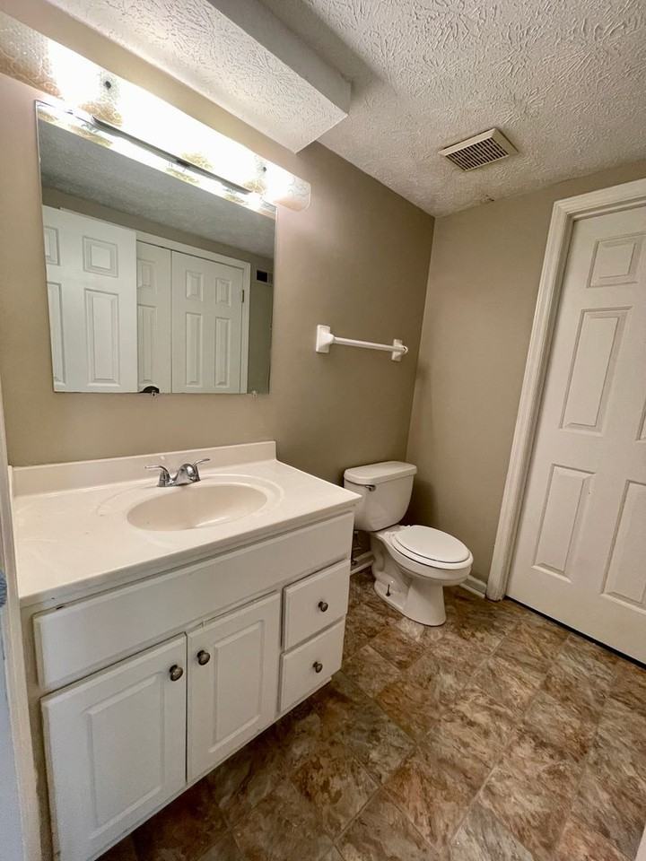 404 Whispering Hills Dr - Photo 5 of 13