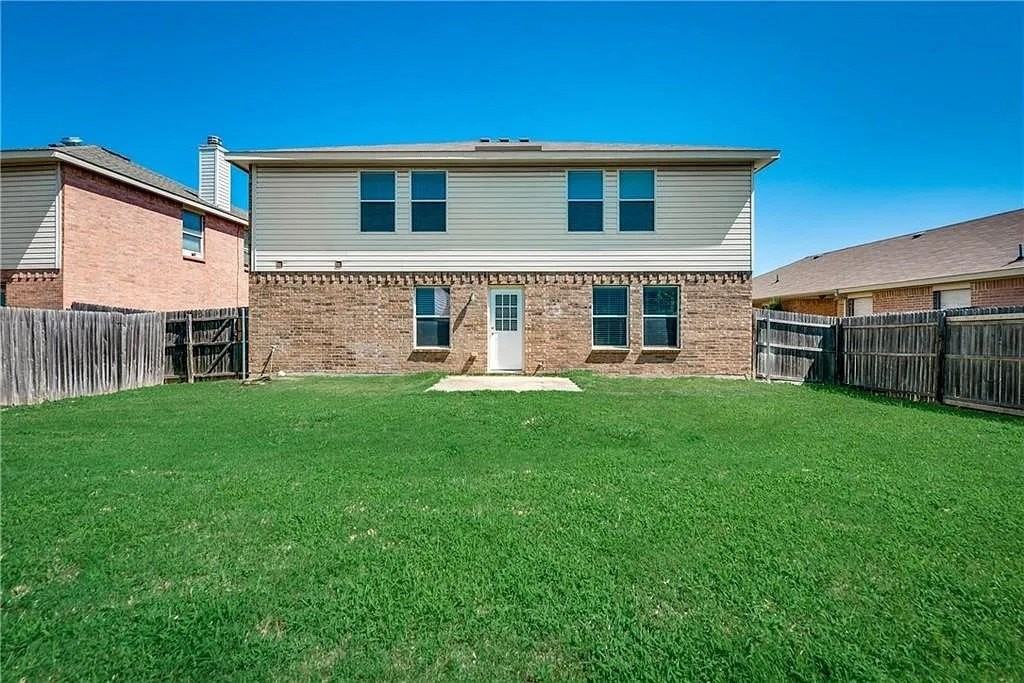1109 Boxwood Dr - Photo 2 of 21