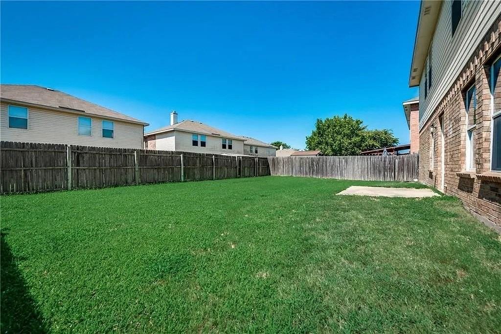 1109 Boxwood Dr - Photo 3 of 21
