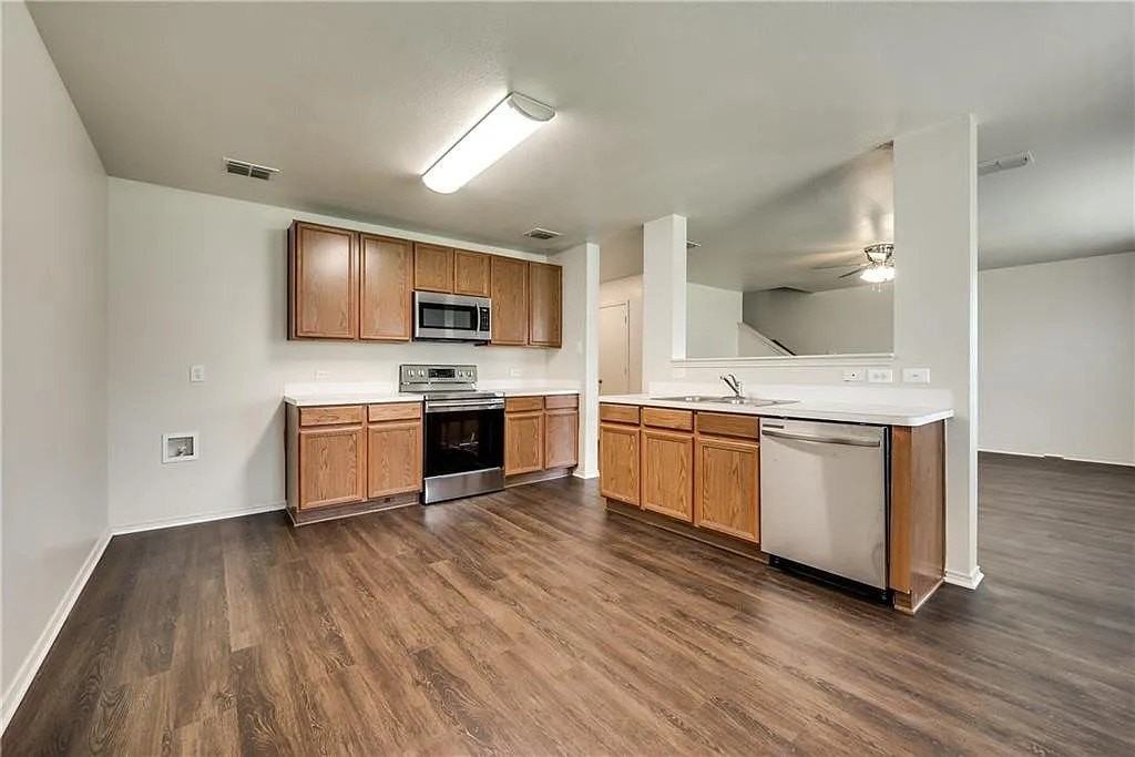 1109 Boxwood Dr - Photo 4 of 21