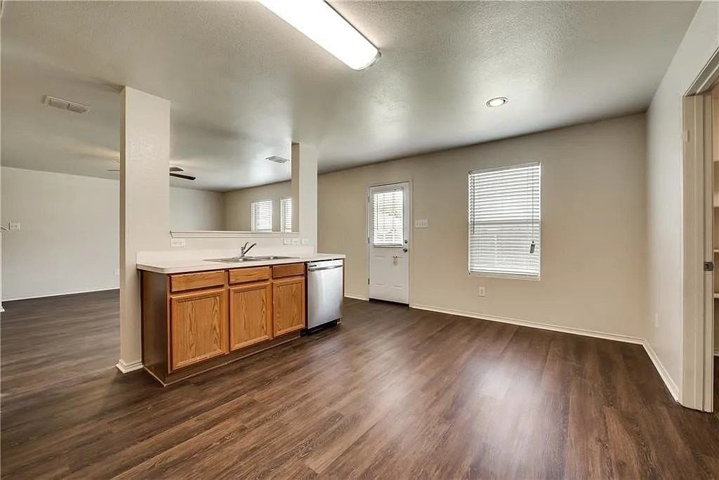 1109 Boxwood Dr - Photo 5 of 21