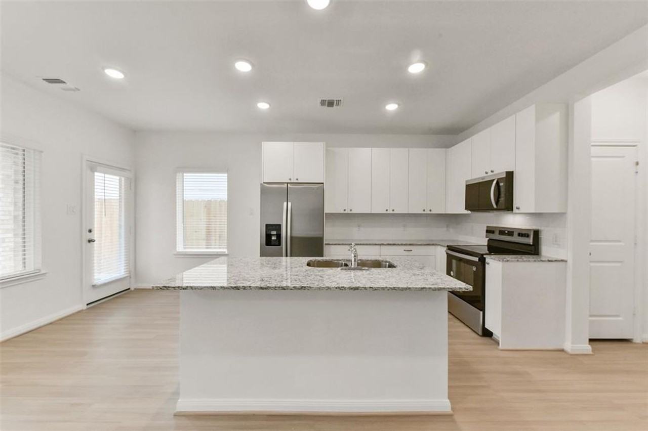 11938 Lakewood West Dr - Photo 3 of 6
