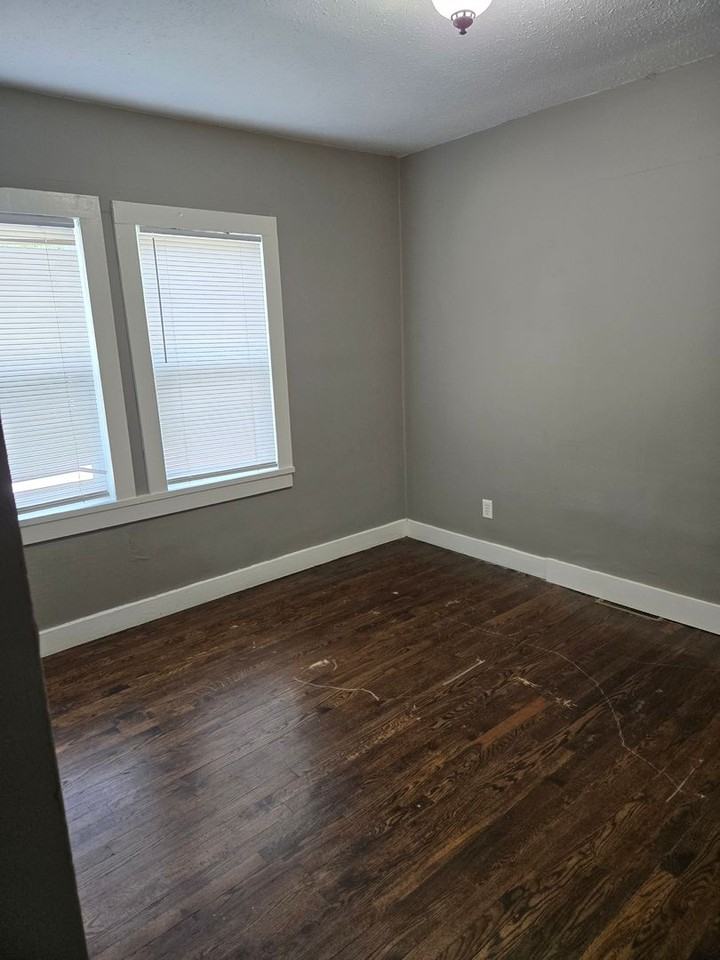439 E High St - Photo 3 of 11
