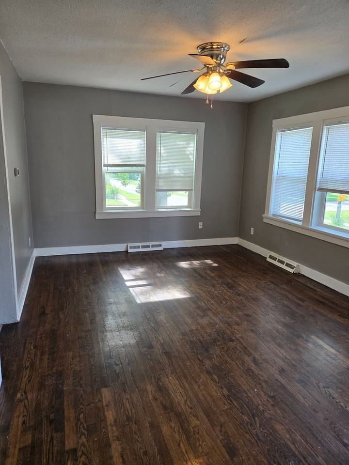 439 E High St - Photo 7 of 11