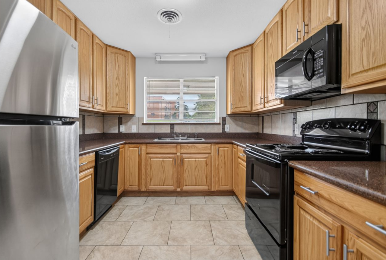 822 N Hughes St - Photo 2 of 35