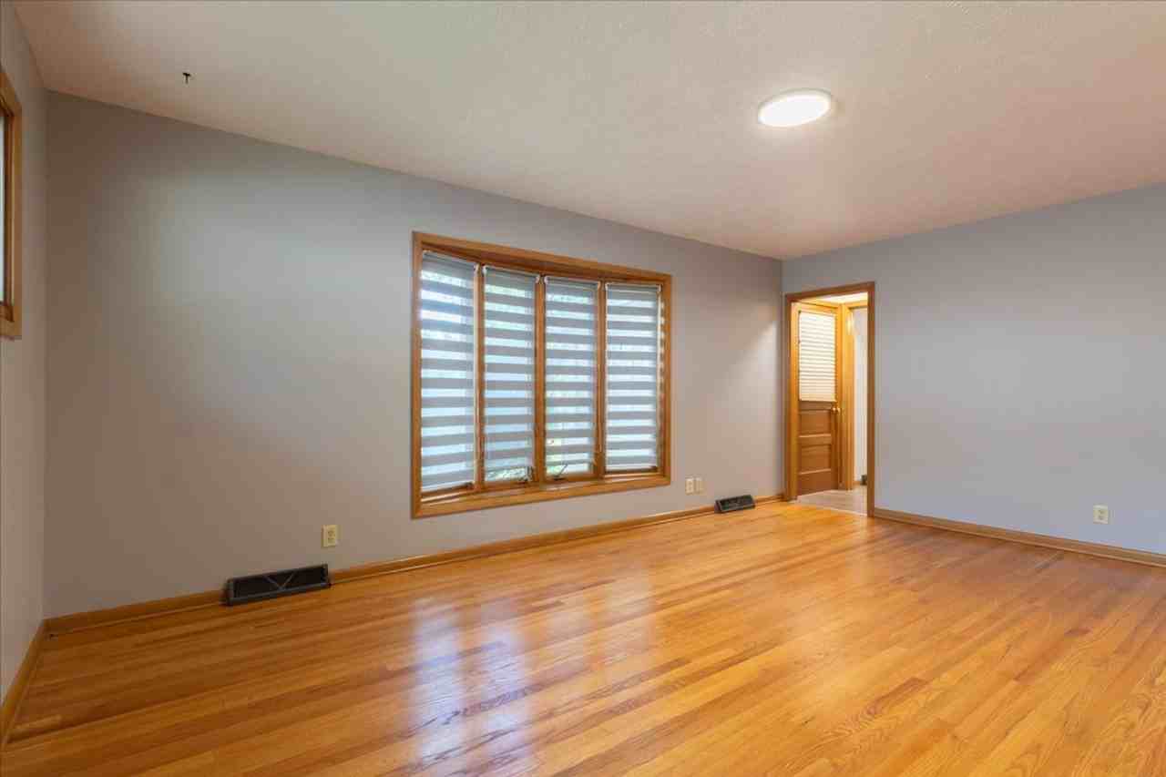 7221 Lexington Ave - Photo 4 of 37