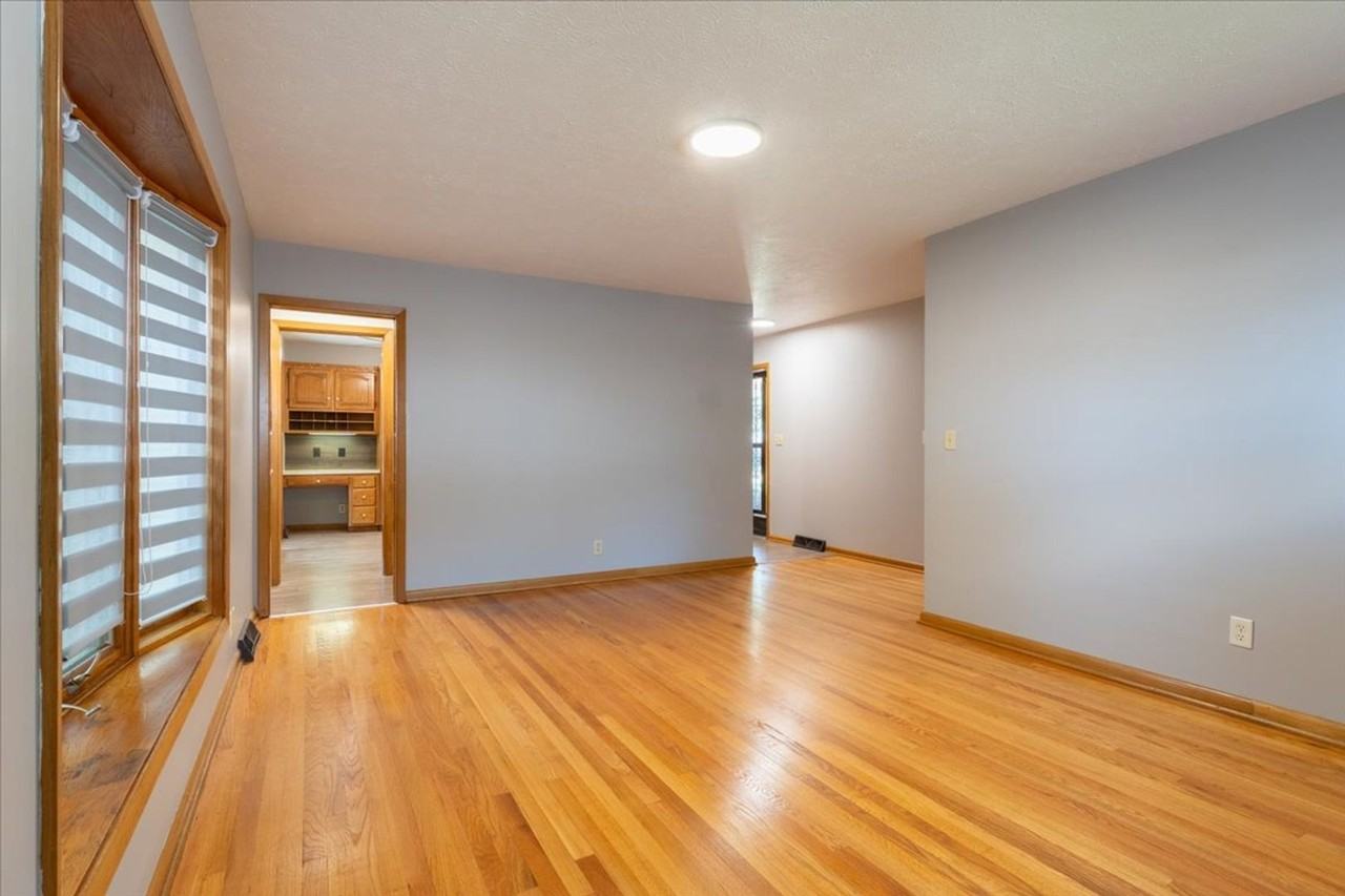 7221 Lexington Ave - Photo 5 of 37