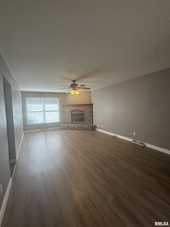 213 Appomattox Dr - Photo 3 of 17