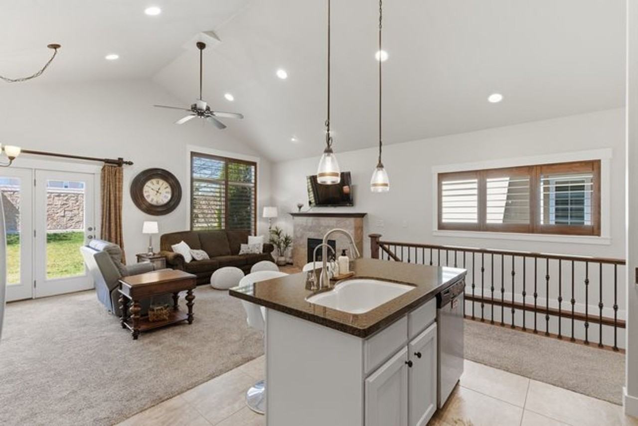 11654 S Winford Dr - Photo 4 of 30
