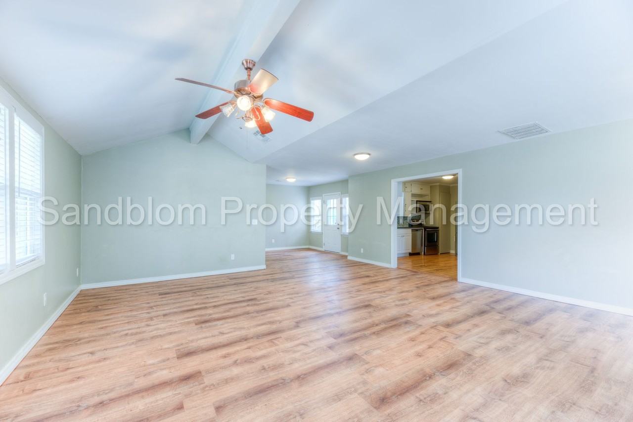 3803 E 36th St - Photo 6 of 22