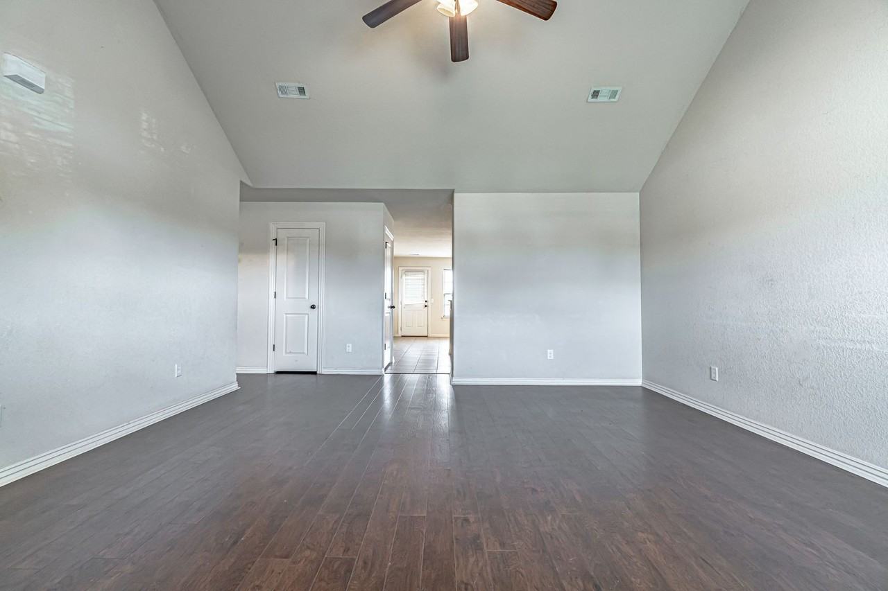926 Kensington Dr - Photo 2 of 15