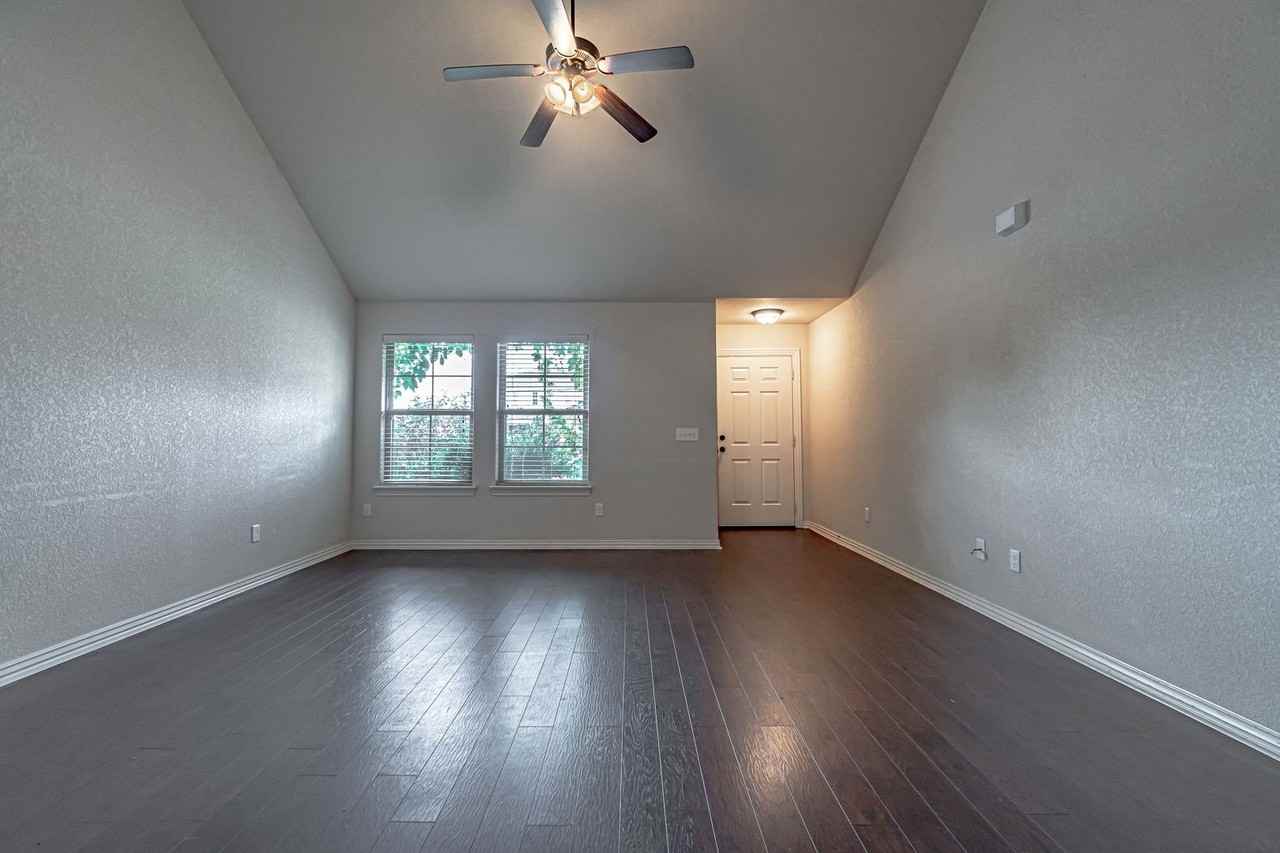 926 Kensington Dr - Photo 3 of 15
