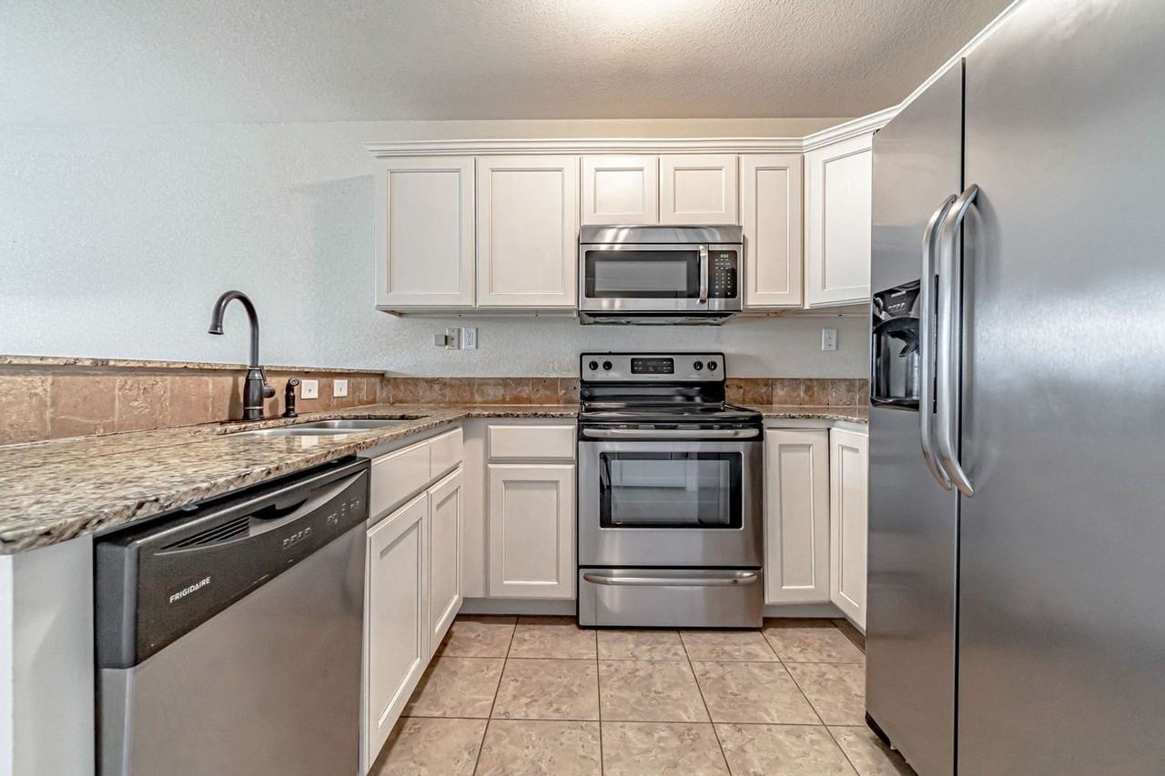 926 Kensington Dr - Photo 4 of 15