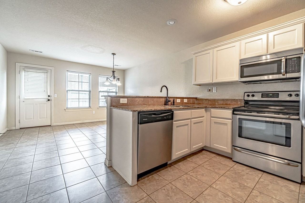 926 Kensington Dr - Photo 5 of 15