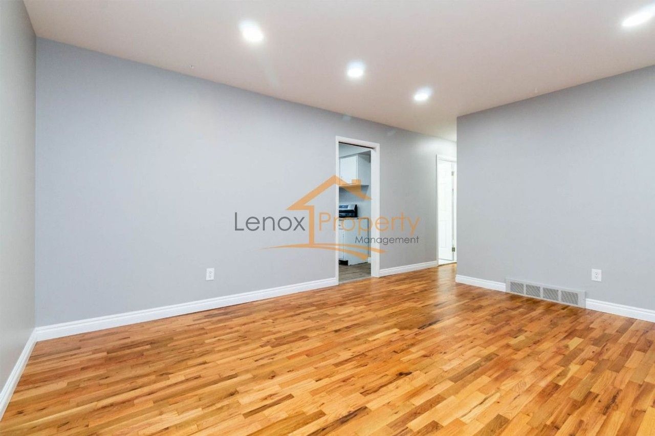 9436 Tavistock Dr - Photo 5 of 17
