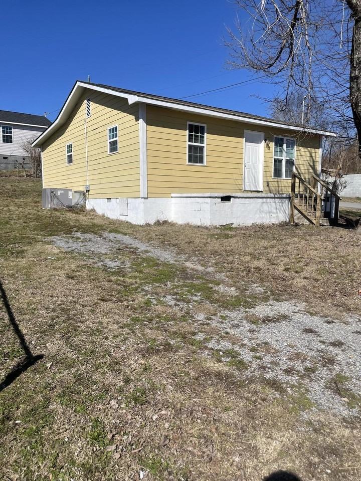 925 Lowery St Ne - Photo 2 of 13