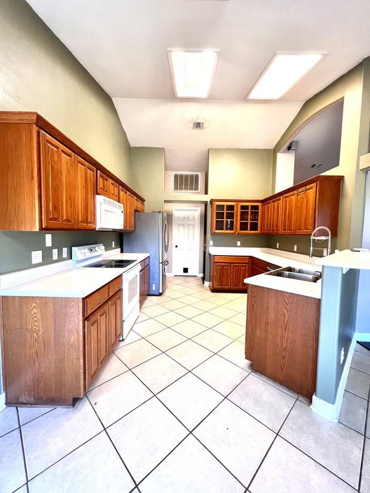 701 Oak Valley Dr - Photo 3 of 22