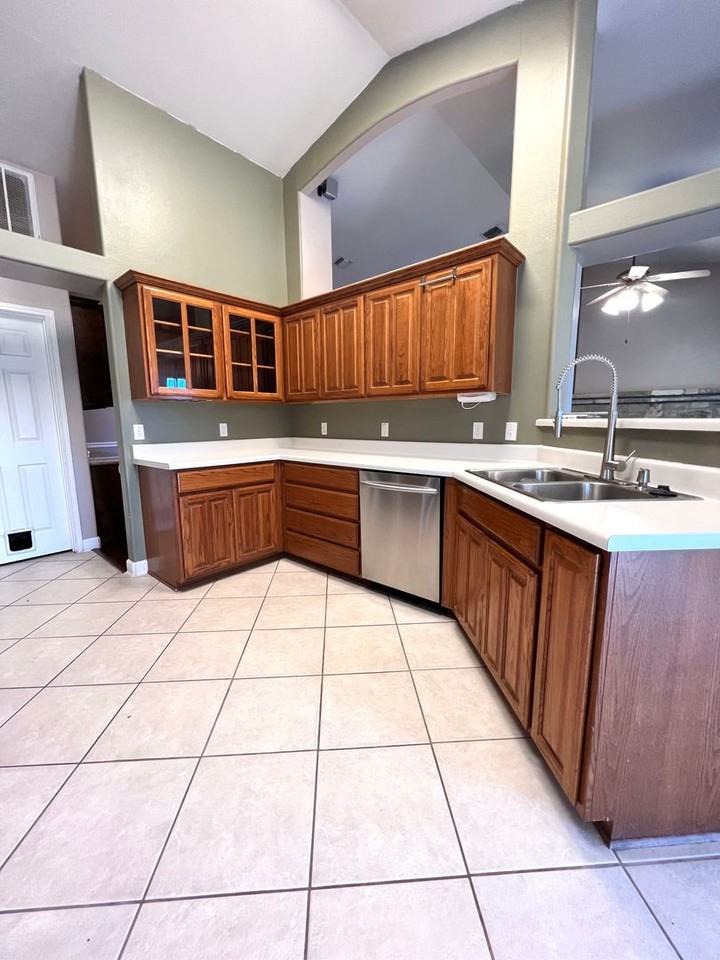 701 Oak Valley Dr - Photo 4 of 22