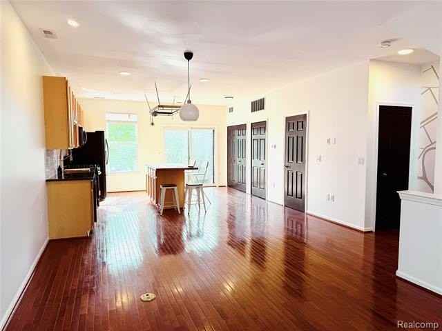 7621 Woodward Ave - Photo 4 of 21