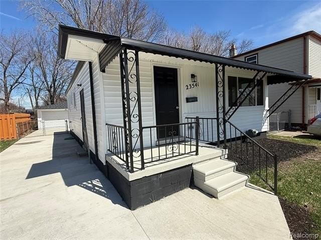23541 Elmira St - Photo 3 of 28