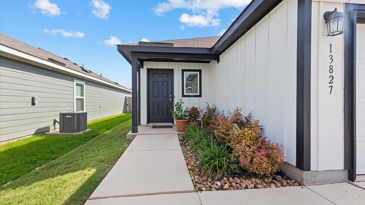 13827 Hidden Oasis - Photo 3 of 19