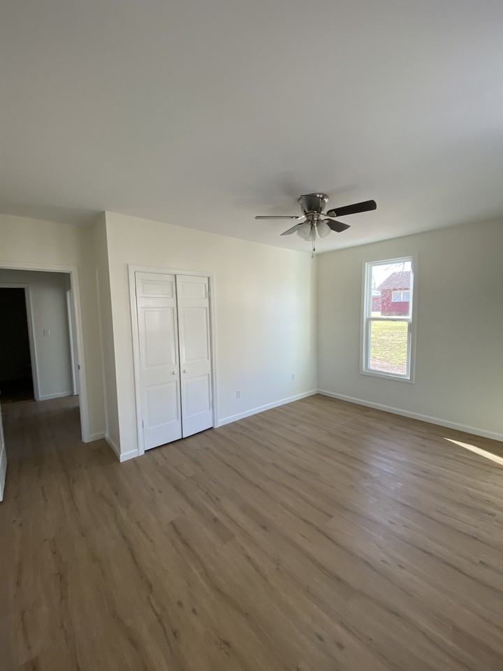 628 E Tombigbee St - Photo 4 of 11