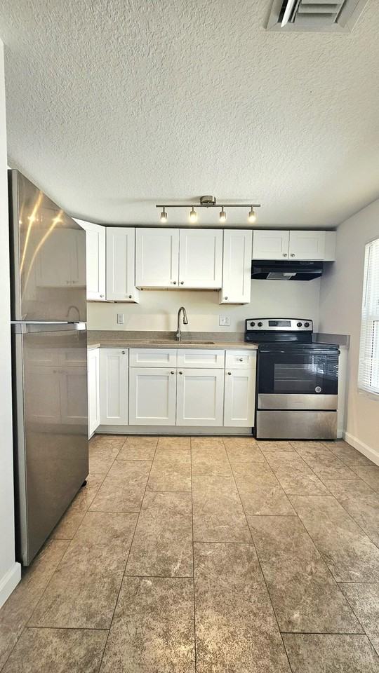 914 10th St #C - Photo 5 of 28