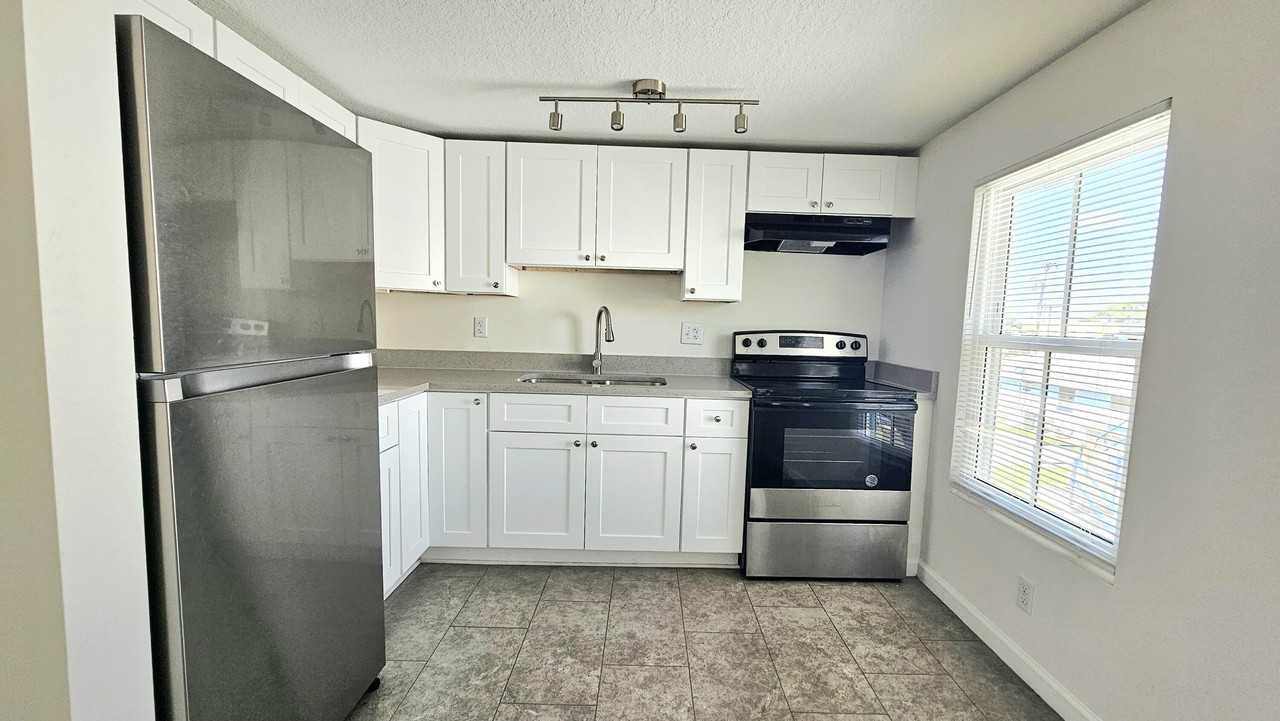 914 10th St #C - Photo 6 of 28